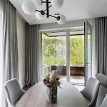 Spacious Luxury W/river View/terrace Paupys Apartman