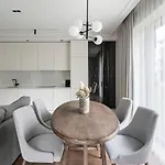 Spacious Luxury W/river View/terrace Paupys