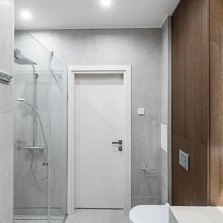 Spacious Luxury W/river View/terrace Paupys *