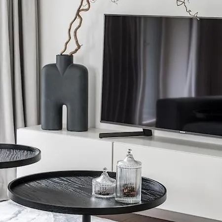 Spacious Luxury W/river View/terrace Paupys *