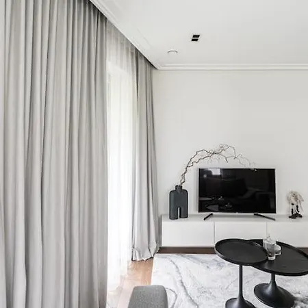 Spacious Luxury W/river View/terrace Paupys *