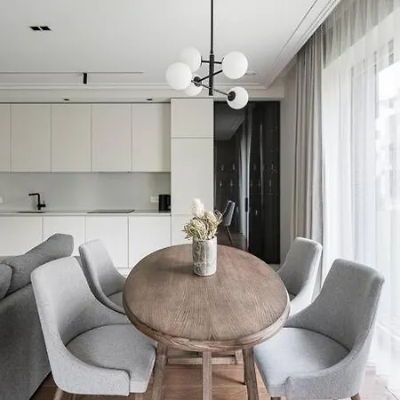 Spacious Luxury W/river View/terrace Paupys