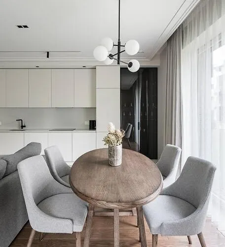 Spacious Luxury W/river View/terrace Paupys